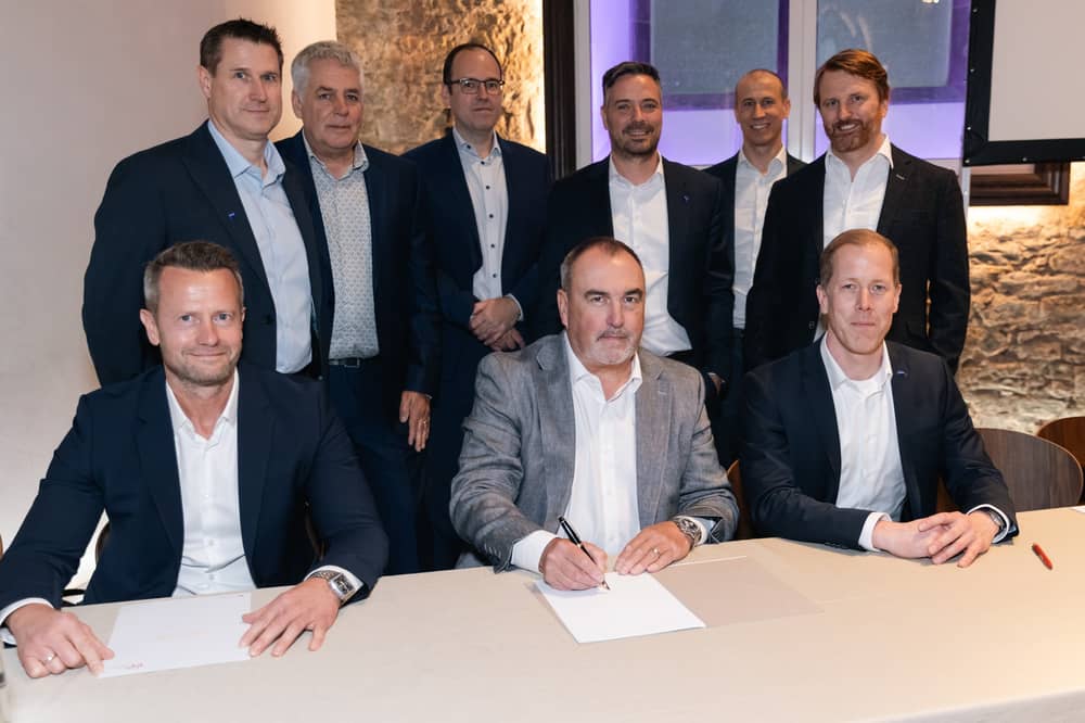 The representatives of ZEISS Microoptics and Ceres Holographics signed the acquisition agreement