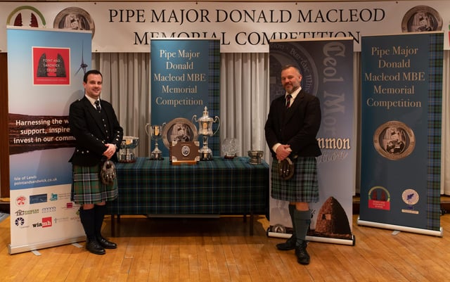 Finlay Johnston (à gauche) et Stuart Liddell - 1er et 2e respectivement - au concours Donald MacLeod 2019.