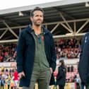 Ryan Reynolds and Rob McElhenney have been honoured by the Welsh Government, the Football Association of Wales and S4C for promoting the country and its language.