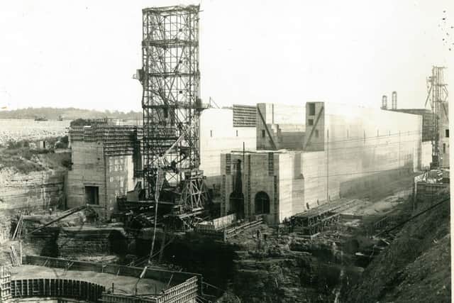 Right: The walls under construction. Photo: J.A. McDonald, 1923. (Credit: Brock University Special Collections  Alan Sykes Welland Canal Collection.)