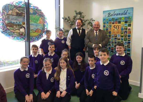 Philip Tibbetts (Honorary Vexillologist with the Court of Lord Lyon) and Andrew Walker (Competiton Steering Group Co-ordinator) with pupils from the North Uist primary school Sgoil Uibhist a Tuath.